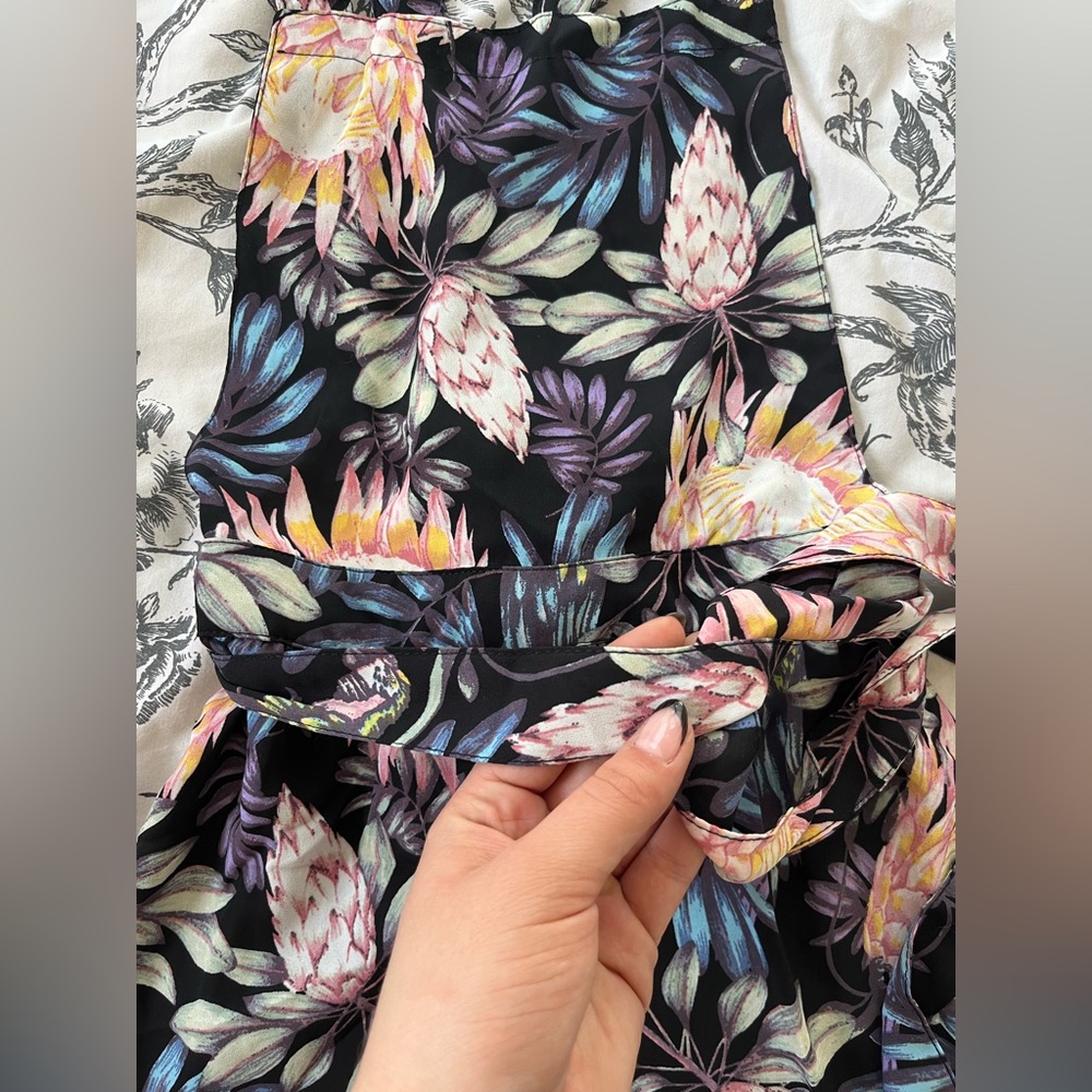 Cute tropical print romper/overalls. Ties at the waist & criss cross open back - Picture 3 of 6